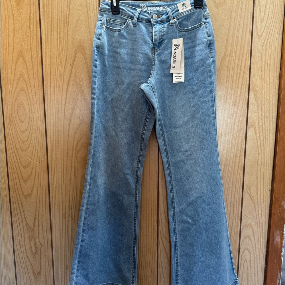 No Boundaries Women's Light Wash Relaxes Flare Jeans